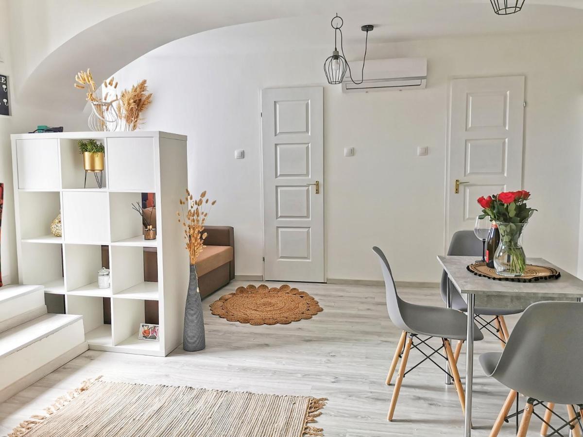 Kalvaria Vendeghaz, Kozvetlenul A Varfal Mellett. Pécs Exteriör bild