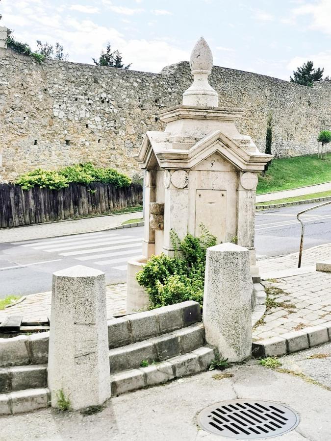 Kalvaria Vendeghaz, Kozvetlenul A Varfal Mellett. Pécs Exteriör bild